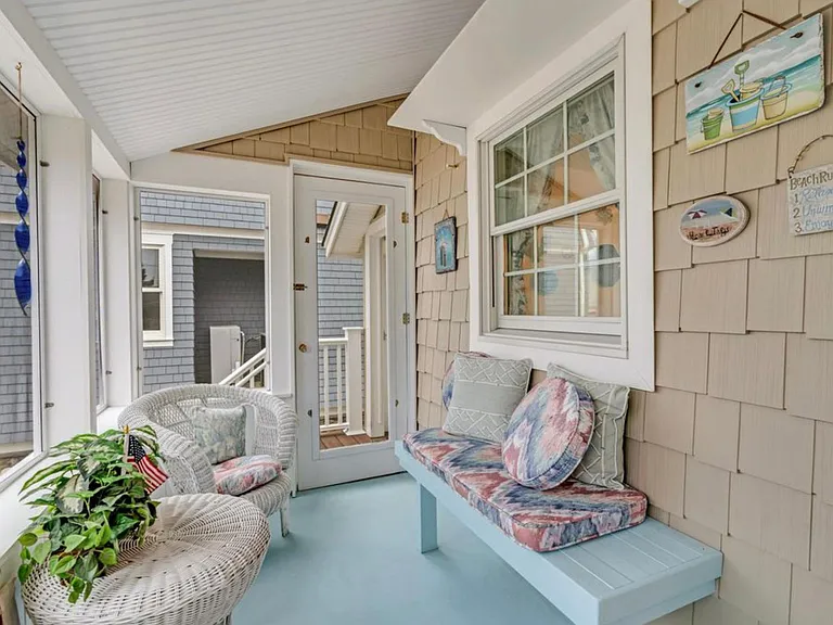 41 Beach Front Front — Photo 6