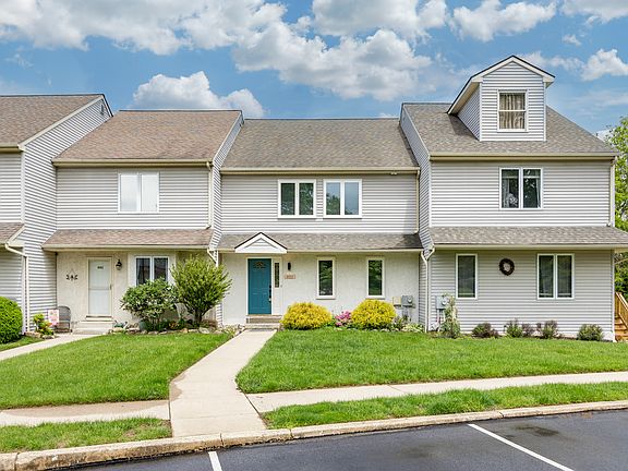 2nd image of 403 Pinebrooke Cir