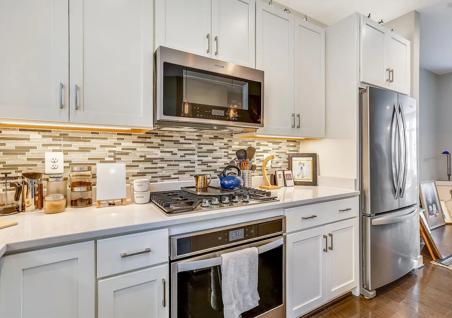 Great Location!! Stunning 3bd/3.5ba Luxury 4-Level Townhouse! — Photo 4