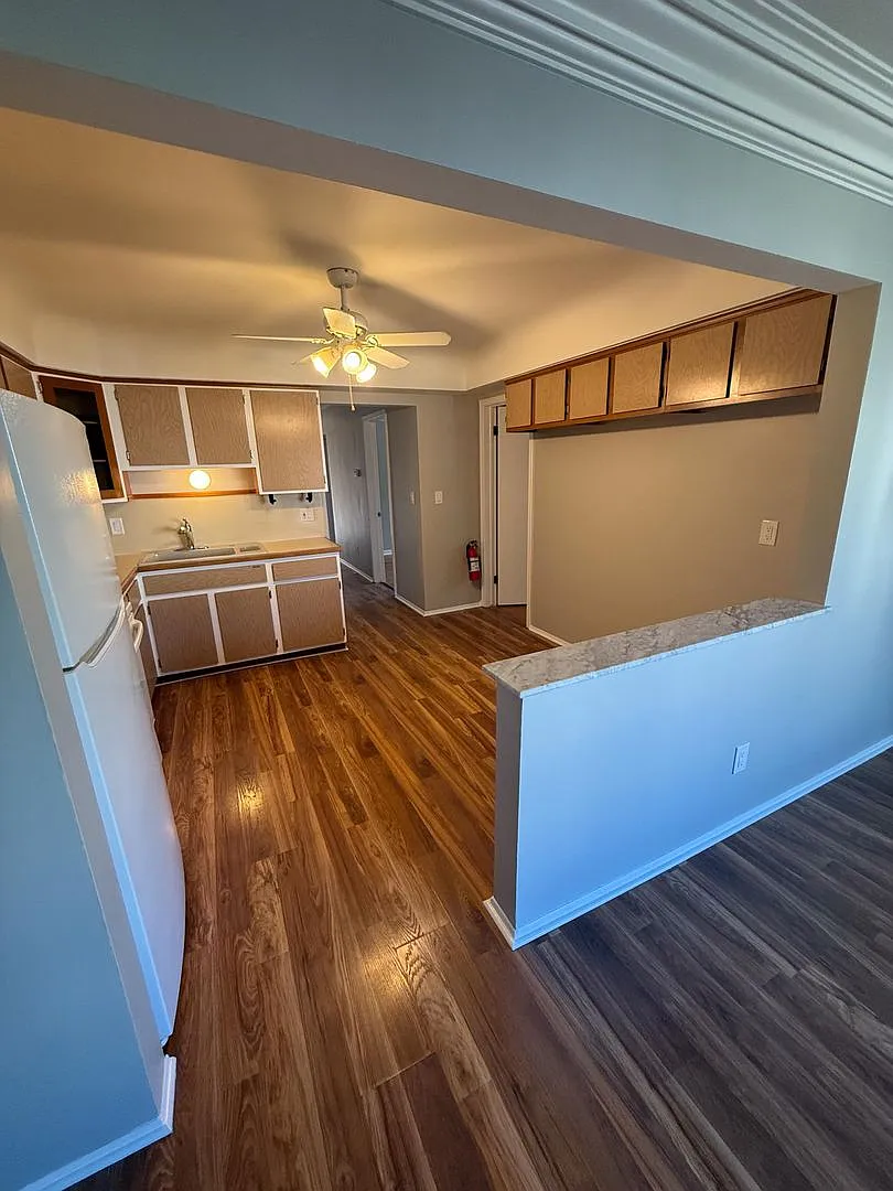 Charming 3 Bed, 1 Bath Corner Unit in Wyandotte — Photo 2