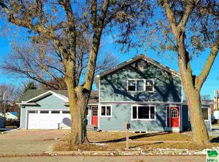 1421 Elm St, Hull, IA 51239