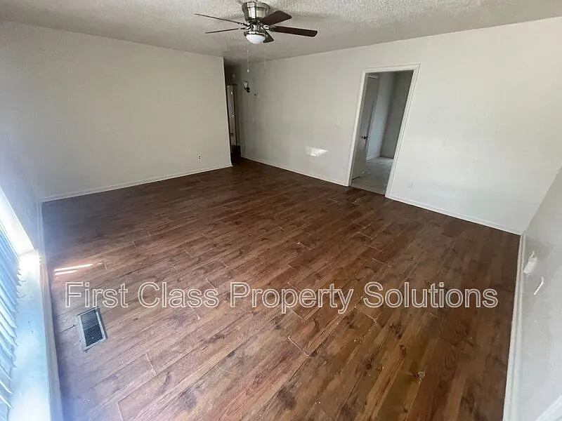 3 bed, 2.0 bath, 1200 sqft, $1,075 — Photo 3