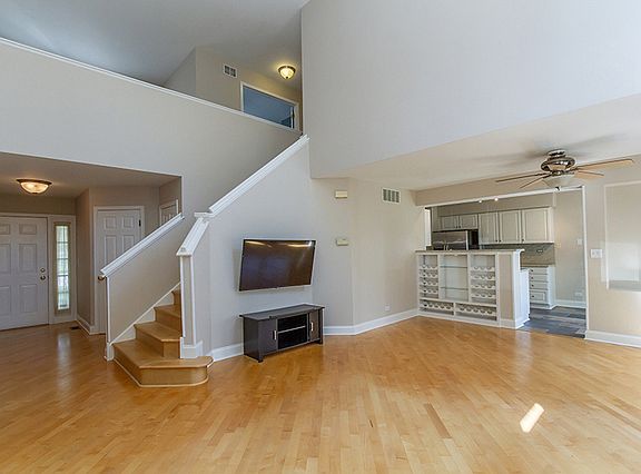2nd image of 918 Huntington Dr #918