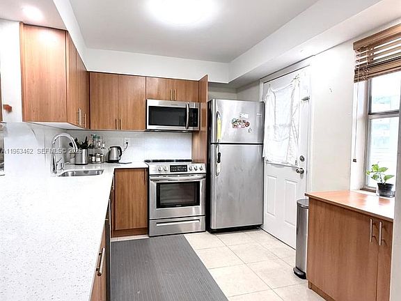 5th image of 1501 NE 191st St APT C114
