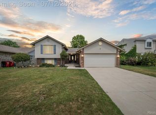 18333 Ash Creek Dr, Macomb, MI 48044