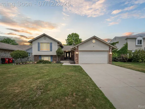 18333 Ash Creek Dr, Macomb, MI 48044