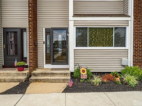 2nd image of 6 Lincoln Ln #F