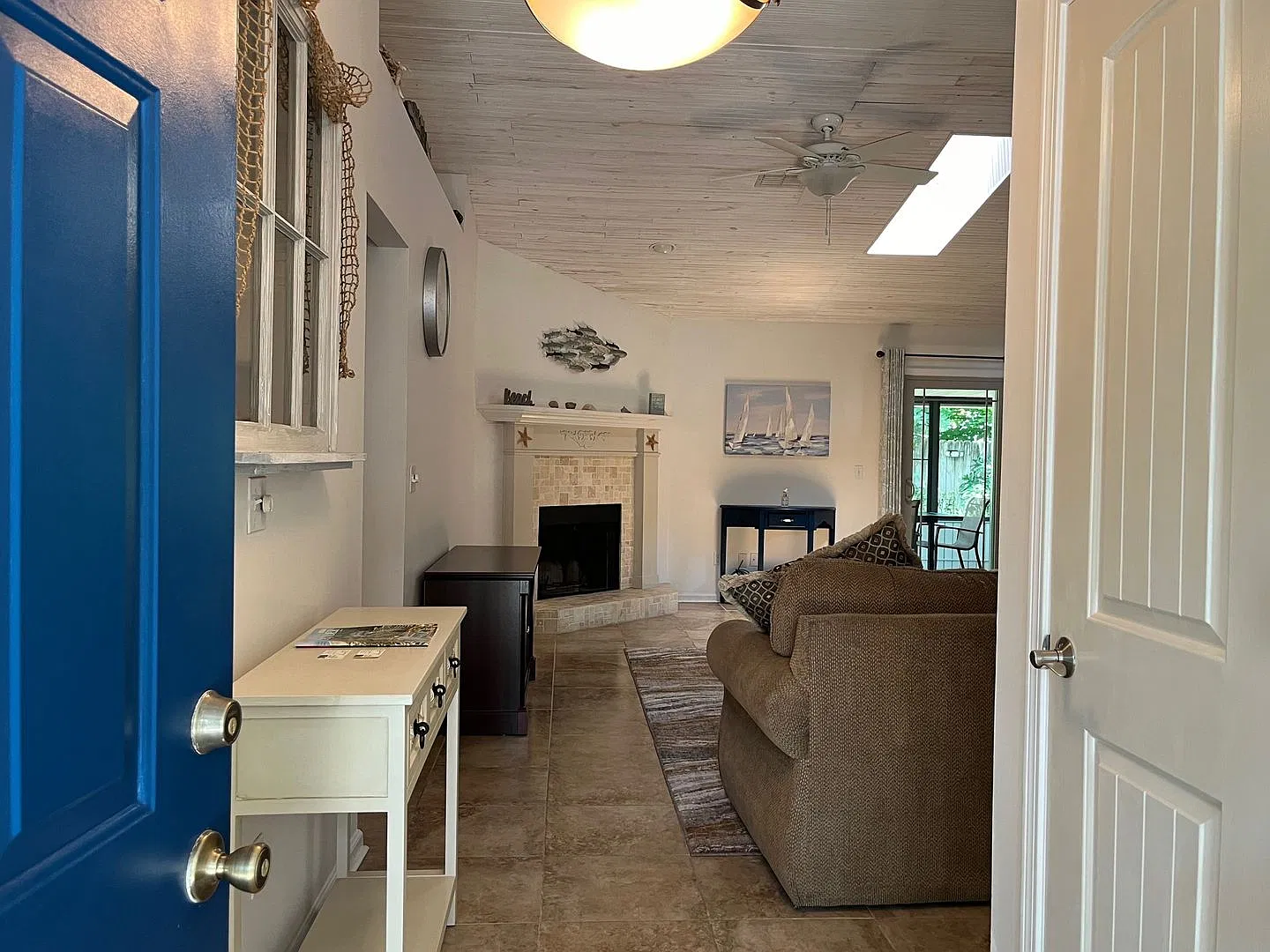 3/2 Centrally located! Walk to the Beach! — Photo 3