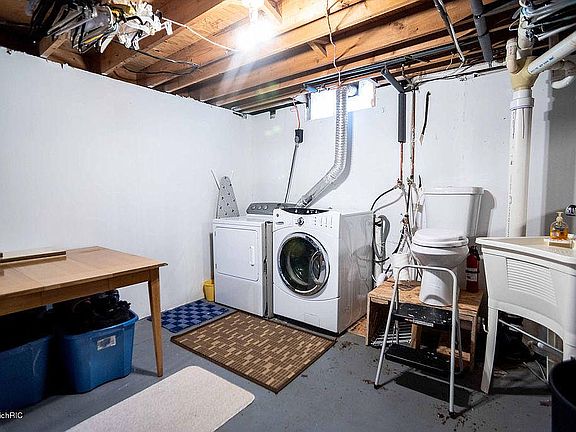 3rd image of 42 Calhoun St SW