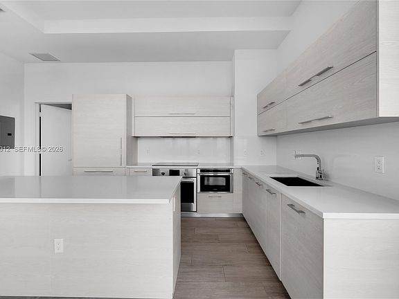 5th image of 45 SW 9th St APT 4708