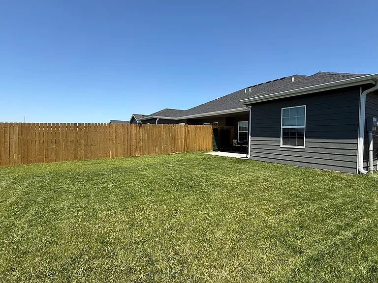 1148 Harbor Dr — Photo 3