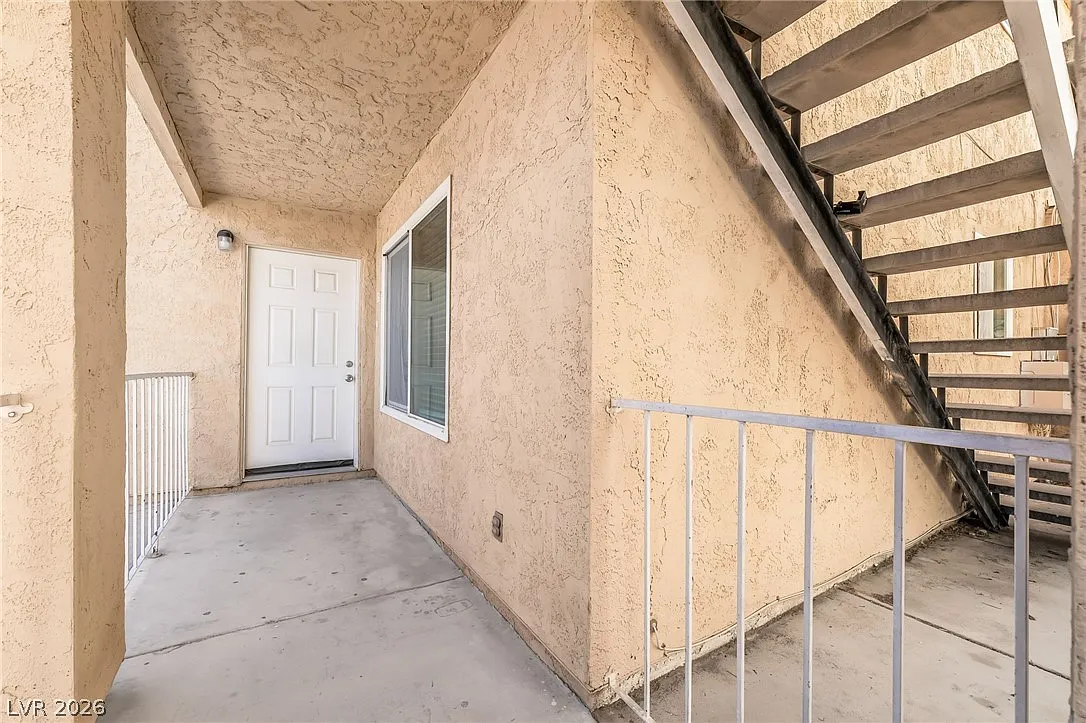 2 bed, 2.0 bath, 3716 sqft, $1,295 — Photo 2