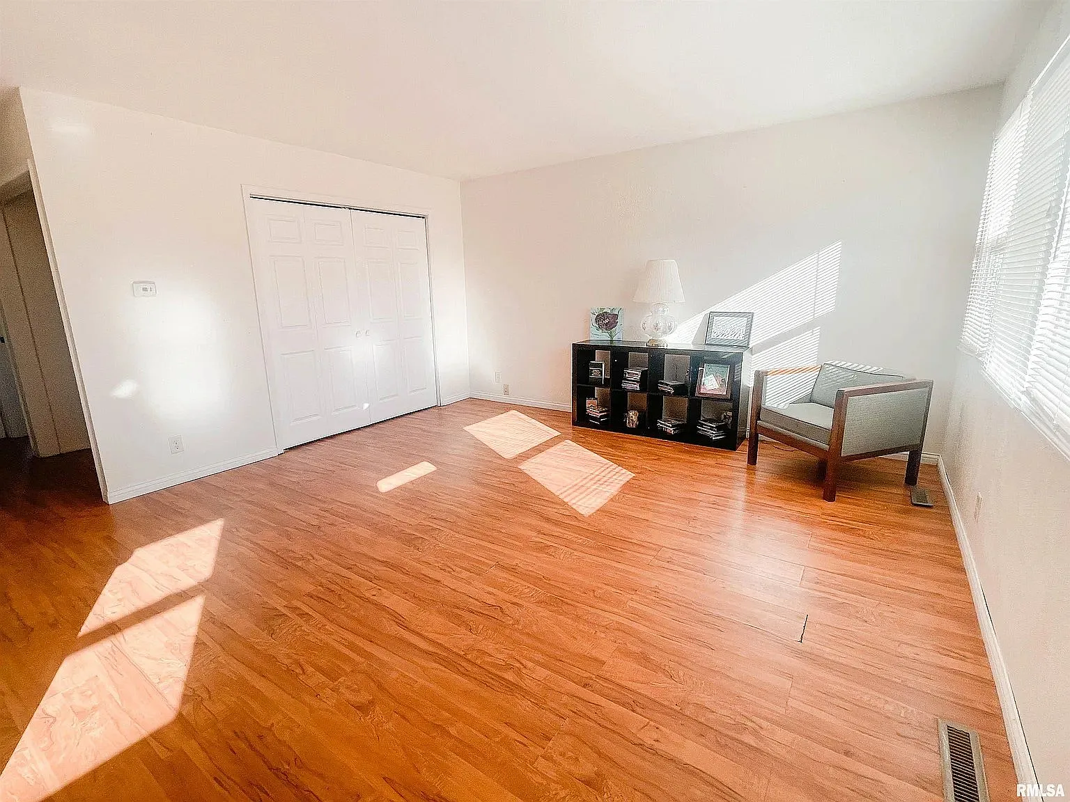 2 bed, 1.0 bath, 936 sqft, $997 — Photo 2
