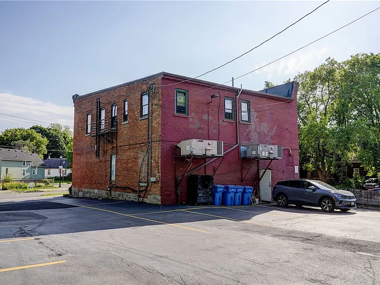 90 Henrietta St #4 — Photo 16