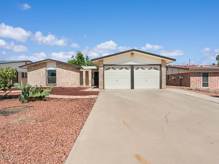936 Oneida Dr — Photo 1