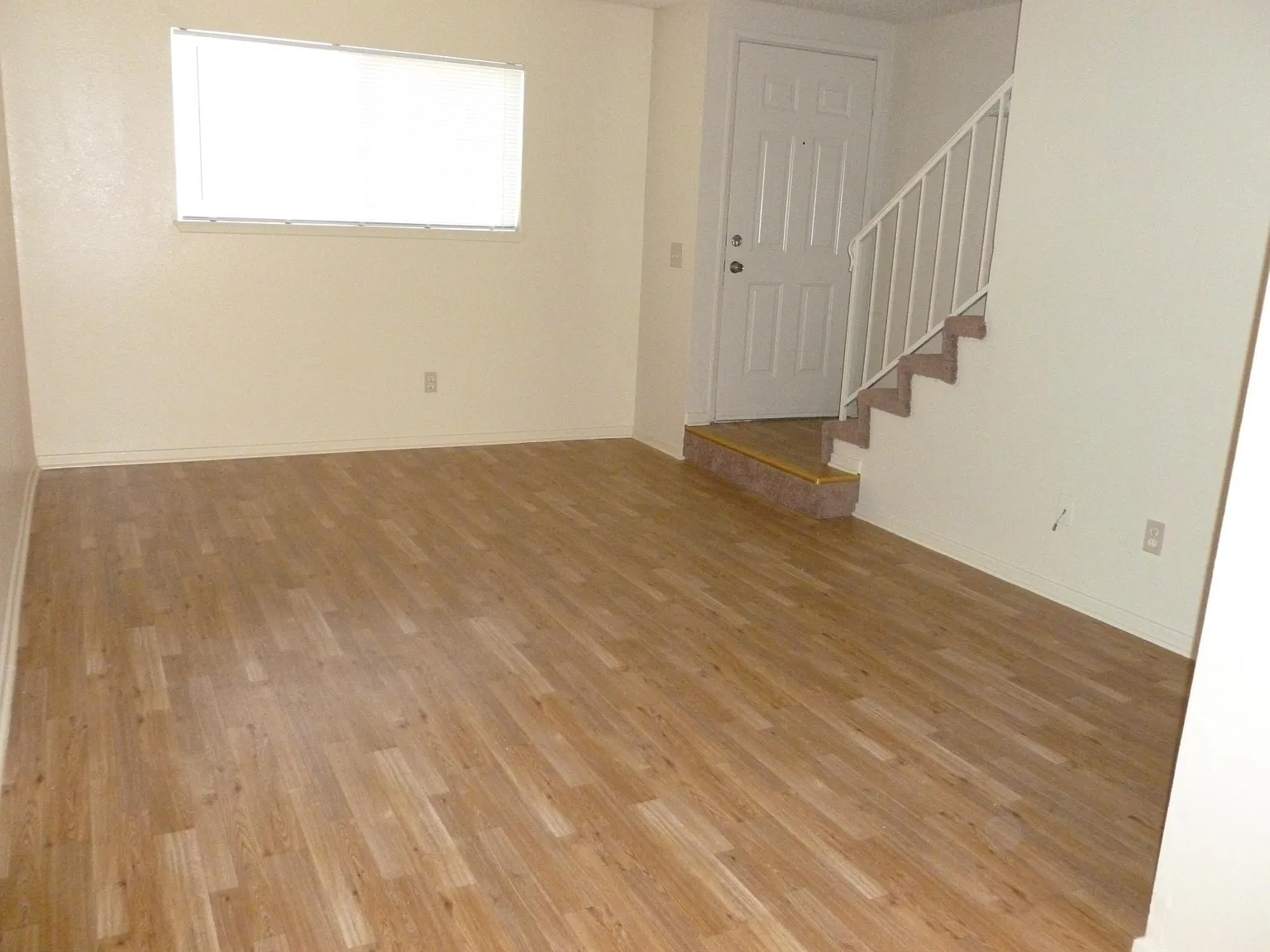 2 bed, 1.5 bath, 922 sqft, $1,925 — Photo 4