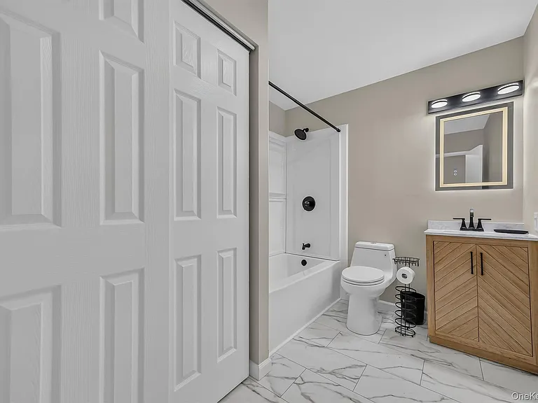 14 Scarborough Ln #D — Photo 9