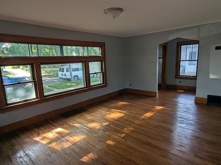 817 Western Ave — Photo 2