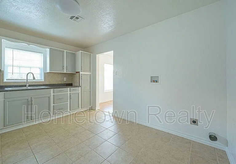 1407 NW Logan Ave — Photo 6