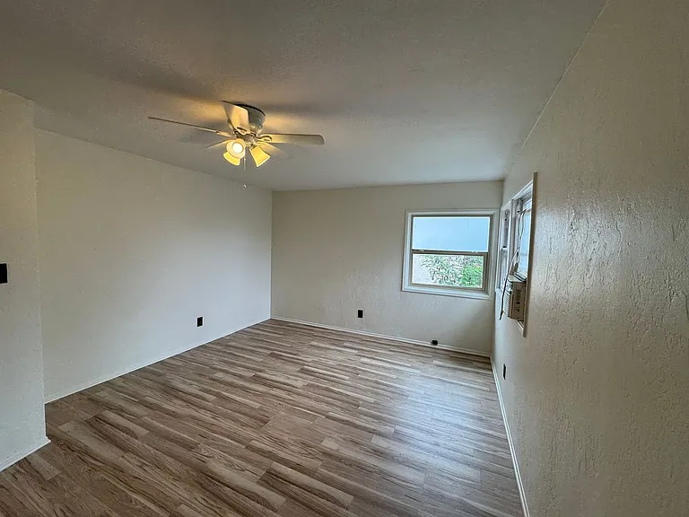 Manzanita Dr — Photo 13