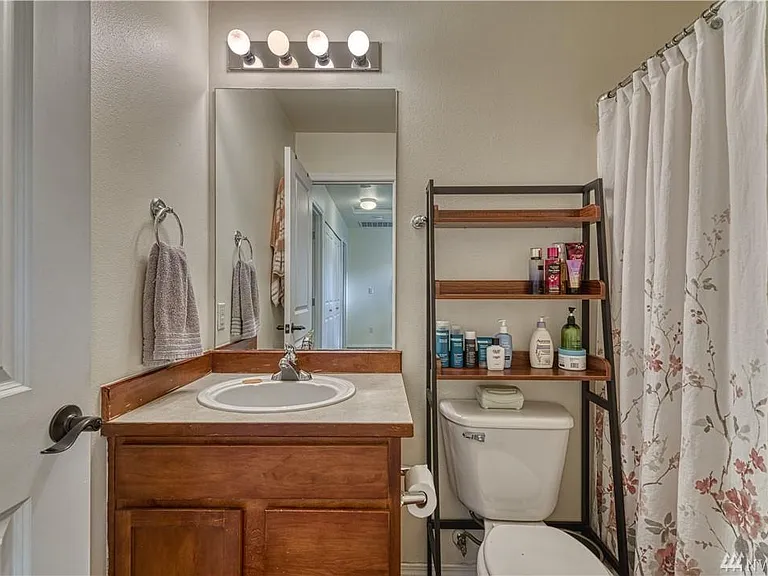 1180 Hudson St — Photo 14