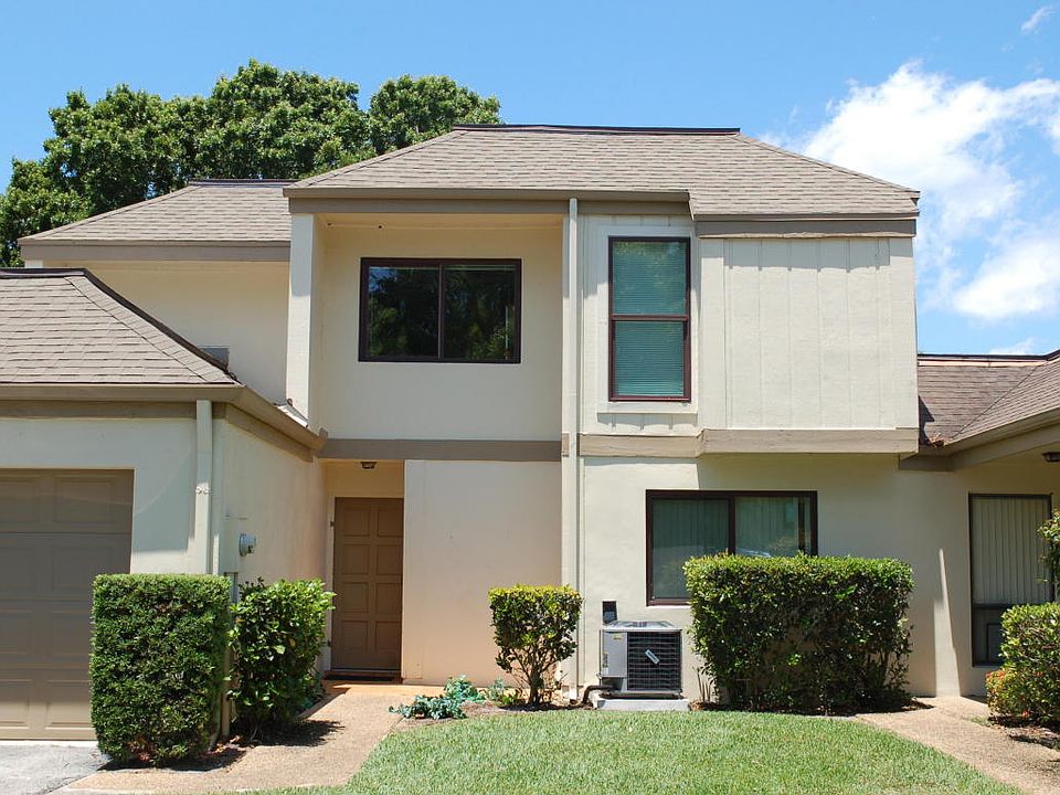 1st image of 220 Country Club Dr