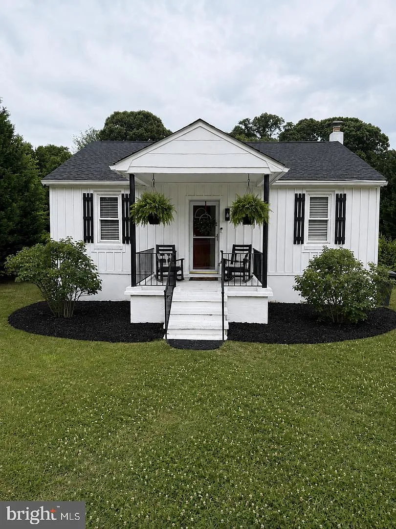 3 bed, 1.0 bath, 1440 sqft, $2,900 — Photo 1