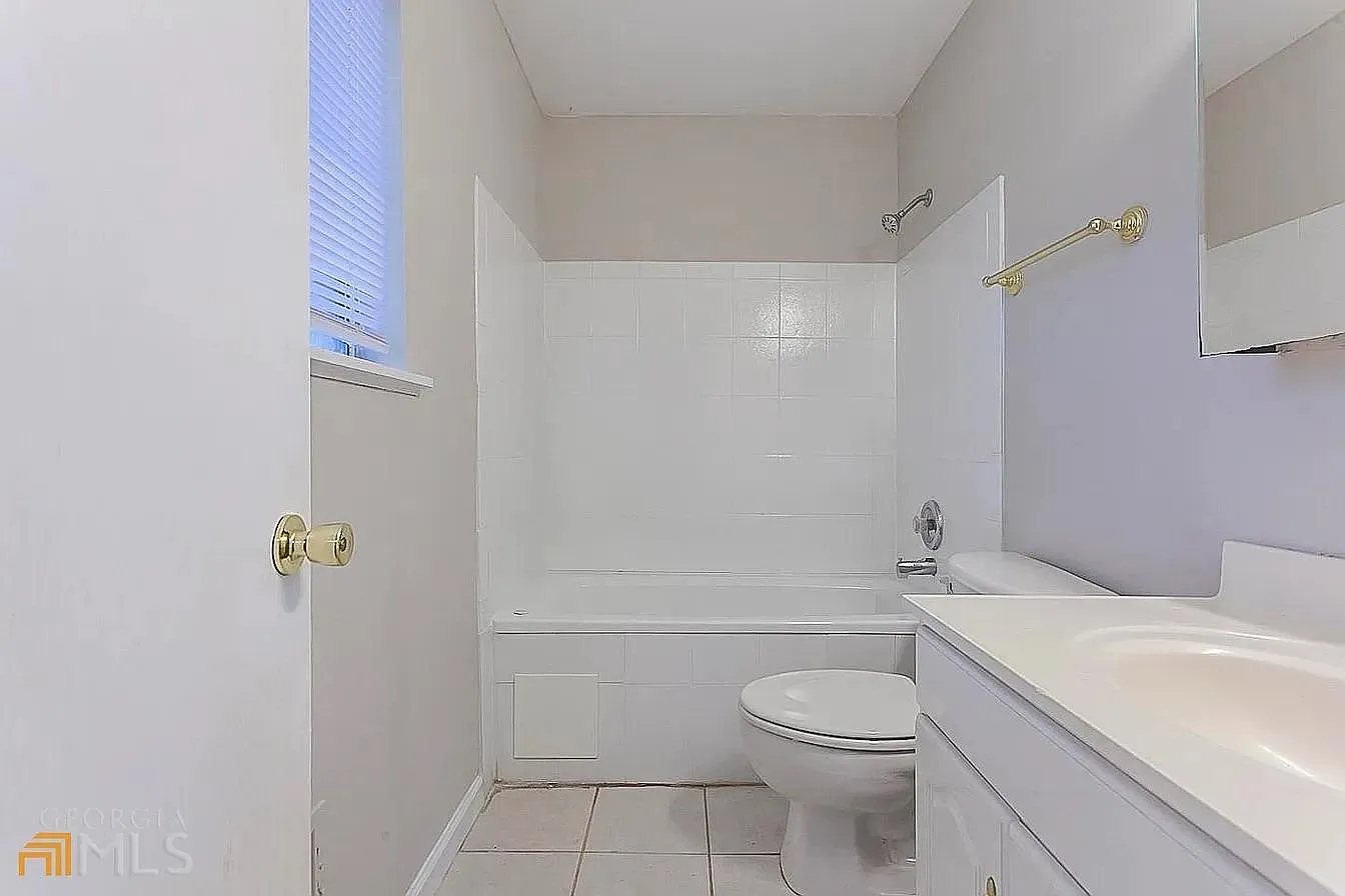 4 bed, 1904 sqft, $1,999 — Photo 3