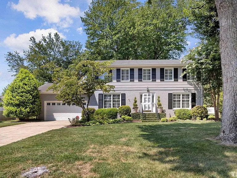 426 Devonshire Ln — Photo 1
