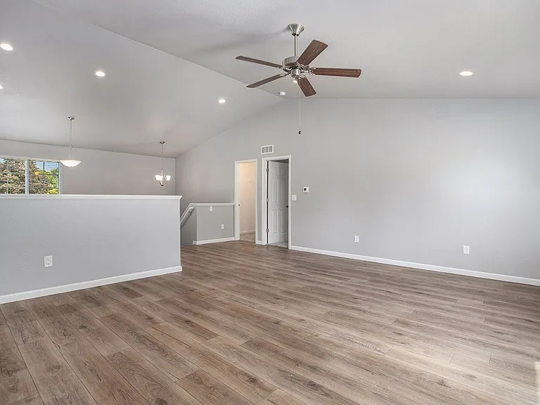 742 E Pine Hill Ave — Photo 4