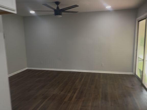 3rd image of 5737 King Dr #1