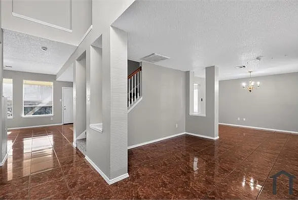 2313 Valley Falls Ave — Photo 4