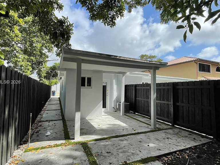 4290 SW 9th St #B — Photo 4