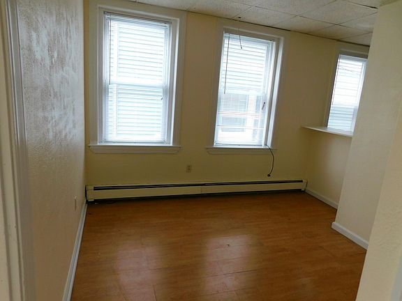 3rd image of 412 Essex St APT 1