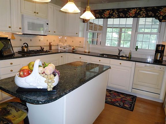 3rd image of 27 Frangella Dr