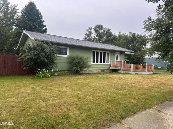 1024 James Ave NE, Jamestown, ND 58401