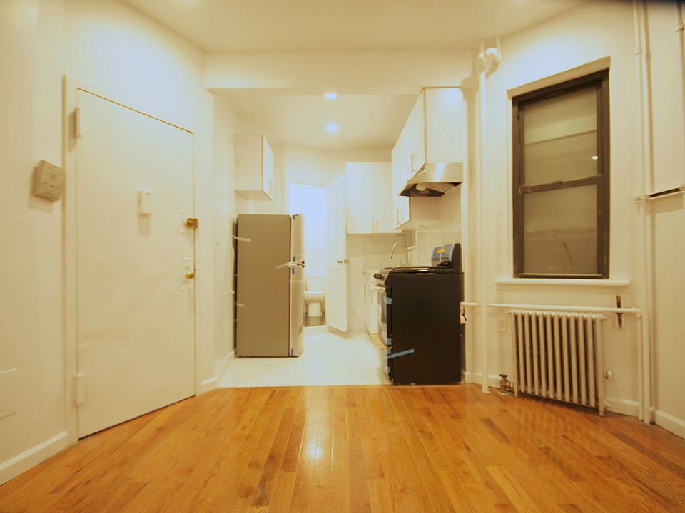2nd image of 332 W 37th St APT 2RE