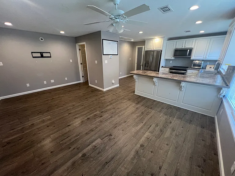 1009 E Moore Ave — Photo 3