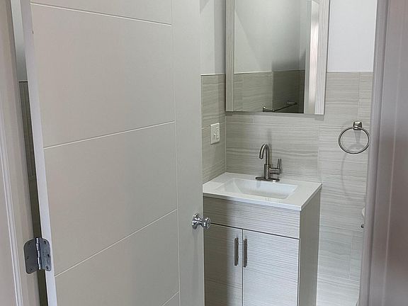4th image of 731 Summer Ave Floor 1