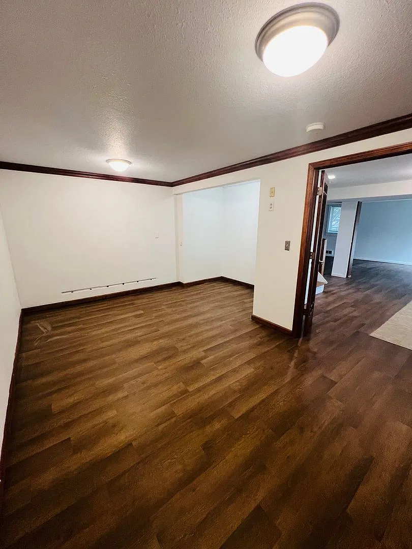 Large 4 Bedroom House in Iowa City — Photo 2