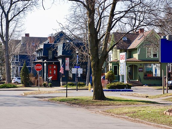 A few houses away from Park Ave