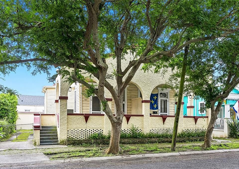 1st image of 1215-1217 Constantinople St