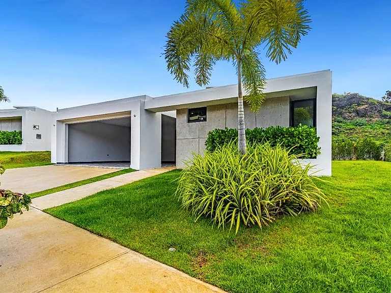 238 Urb Monteazul — Photo 1
