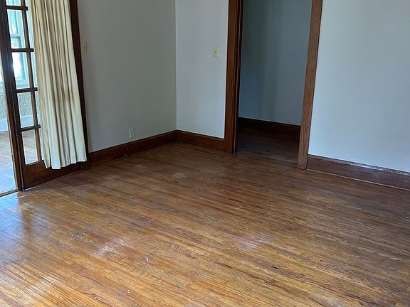 3rd image of 124 S Gardiner Ave #126