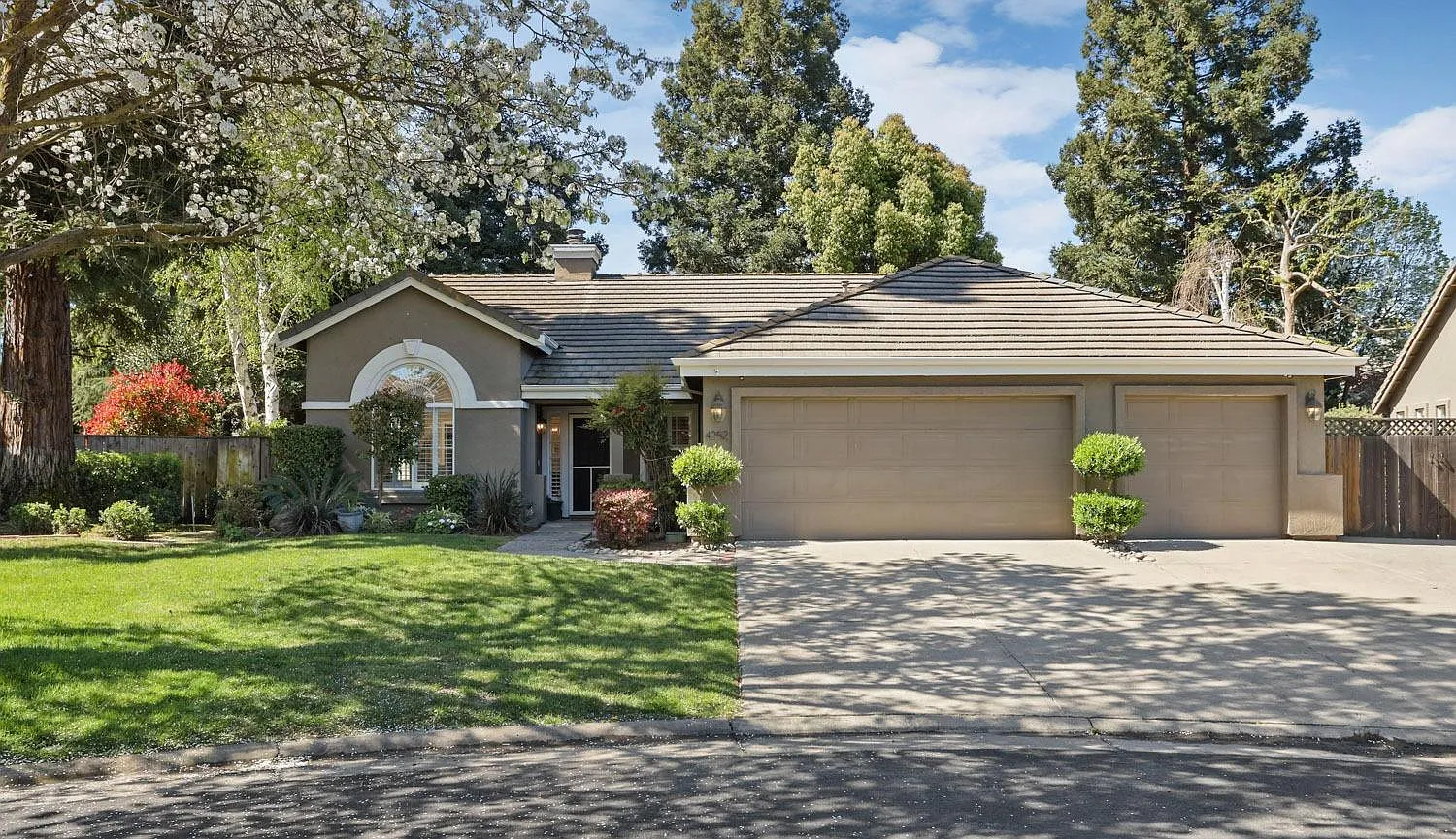 4252 Pinehurst Cir photo 1