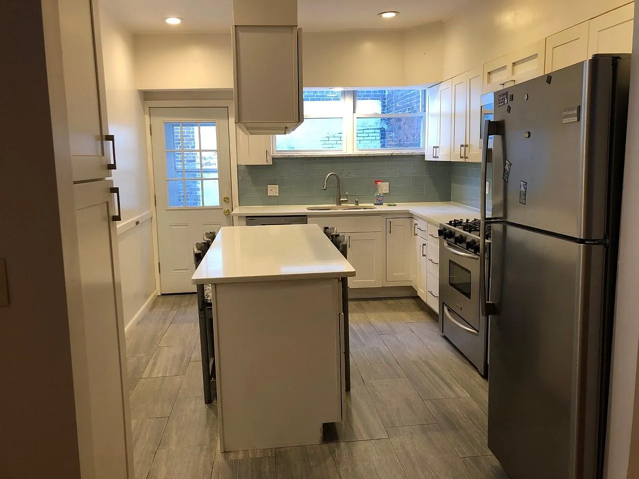 5 bed, 1.5 bath, 1700 sqft, $2,600 — Photo 4