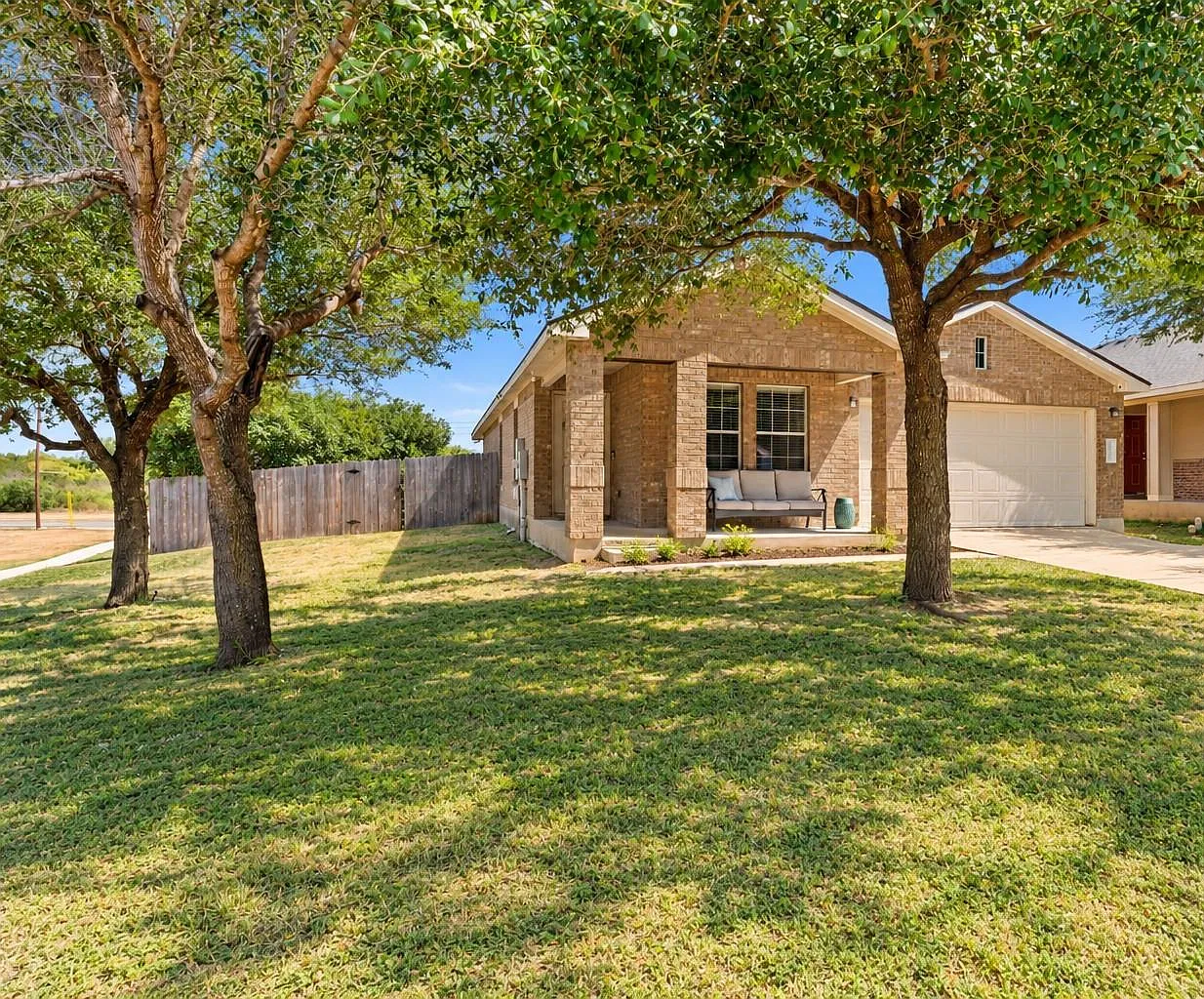 3 bed, 2.0 bath, 1526 sqft, $2,200 — Photo 2