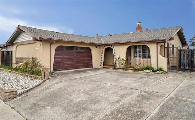 1073 Camellia Dr — Photo 2