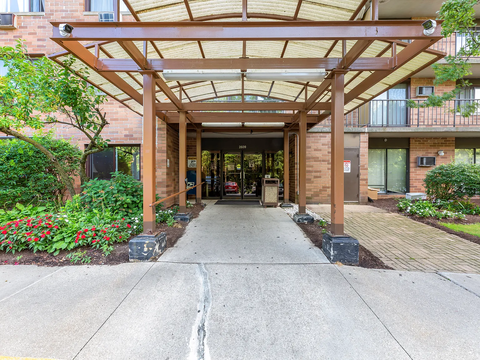 Owls Nest Apartments — Photo 4