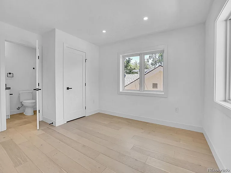 300 S Franklin St — Photo 31